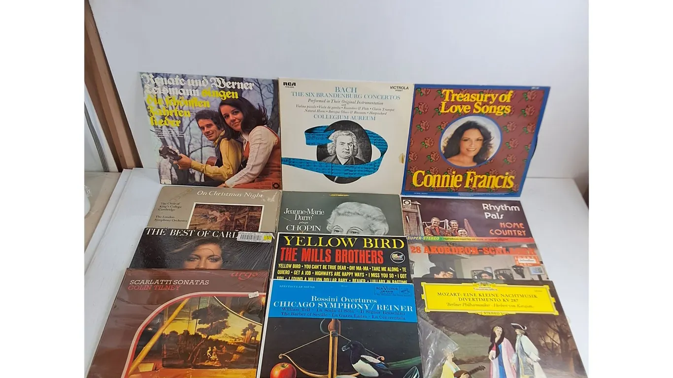 (12) Records - Connie Francis, Rhythm Pals, Mills Brothers