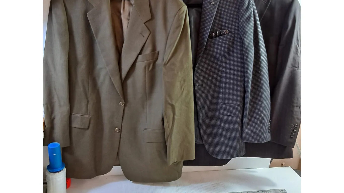 * (3) Men's Suit Jackets (L, L, XL), 1 Pants w/Large Suit