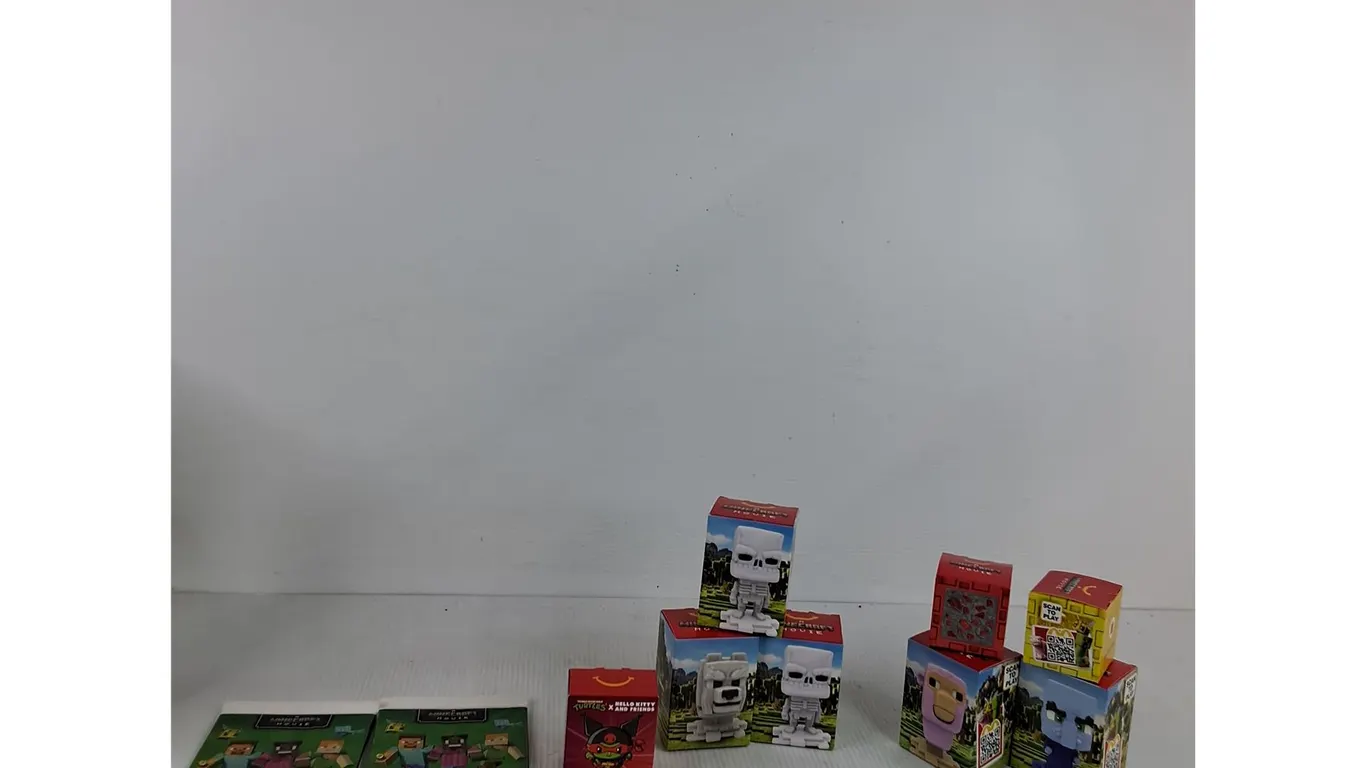 2025 McDonald's Happy Meal "A Minecraft Movie", Connecting Blocks & Mini Figurines
