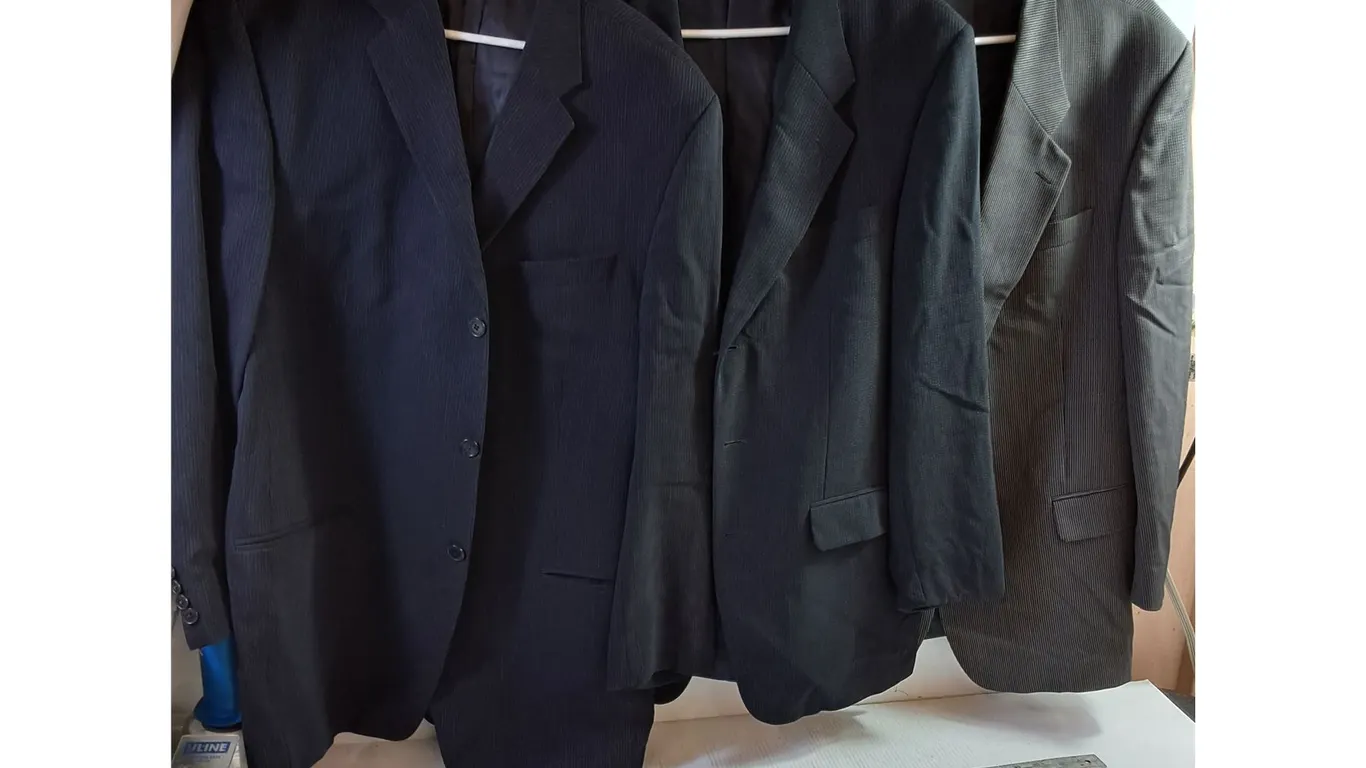 * (3) Men's Suit Jackets (XL, XL, 44L) - Valenza, DKNY, Arnold Brant