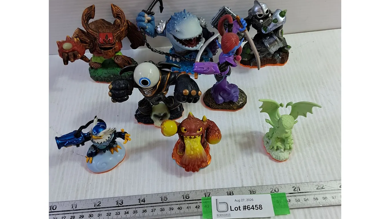 (8) Skylanders & Skylander Giants