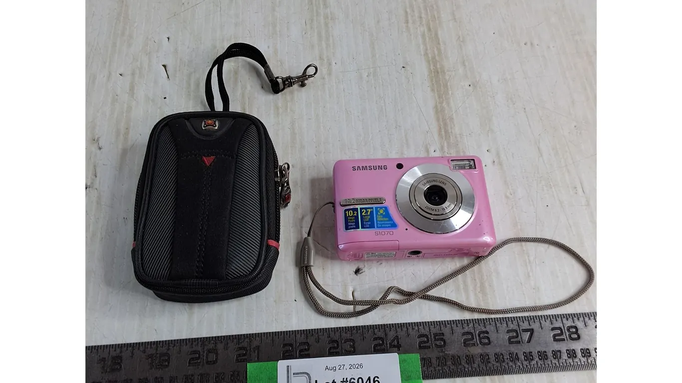 Samsung S1070 Digital Camera w/Carry Case