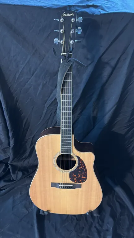 LARRAVEE ACOUSTIC/ELECTRIC 6 STRING GUITAR MODEL # DV-03R SN:0389882