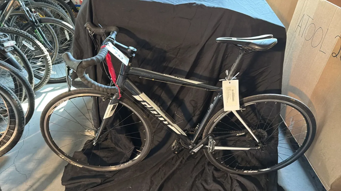 GIANT CONTEND 16 SPEED BLACK ROAD BICYCLE