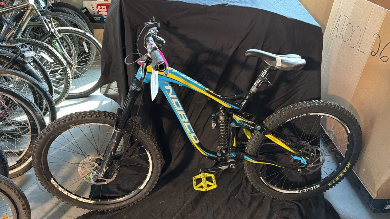 NORCO AURUM 8 SPEED BLACK/BLUE MOUNTAIN BICYCLE