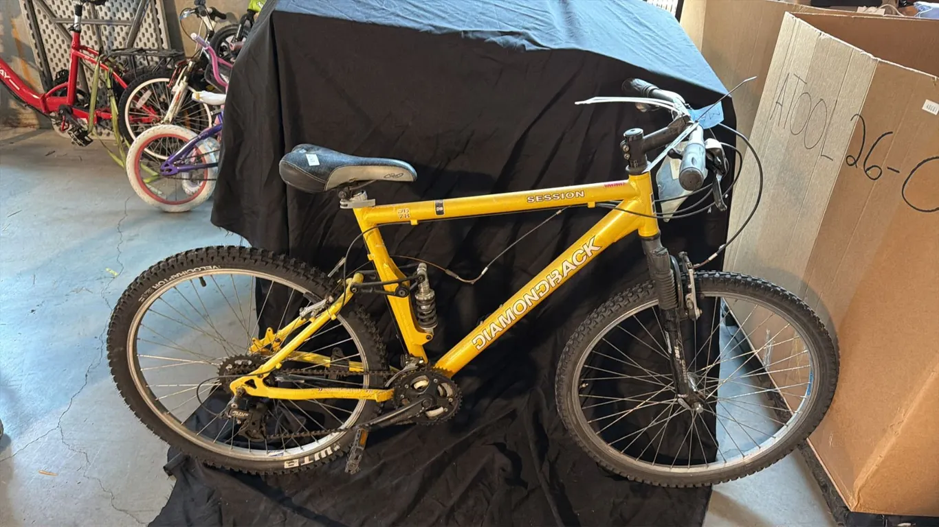 DIAMONDBACK SESSION 21 SPEED YELLOW MOUNTAIN BICYCLE
