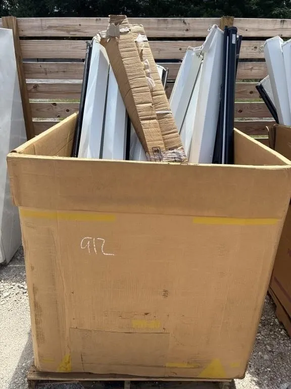 Pallet of projector scrn