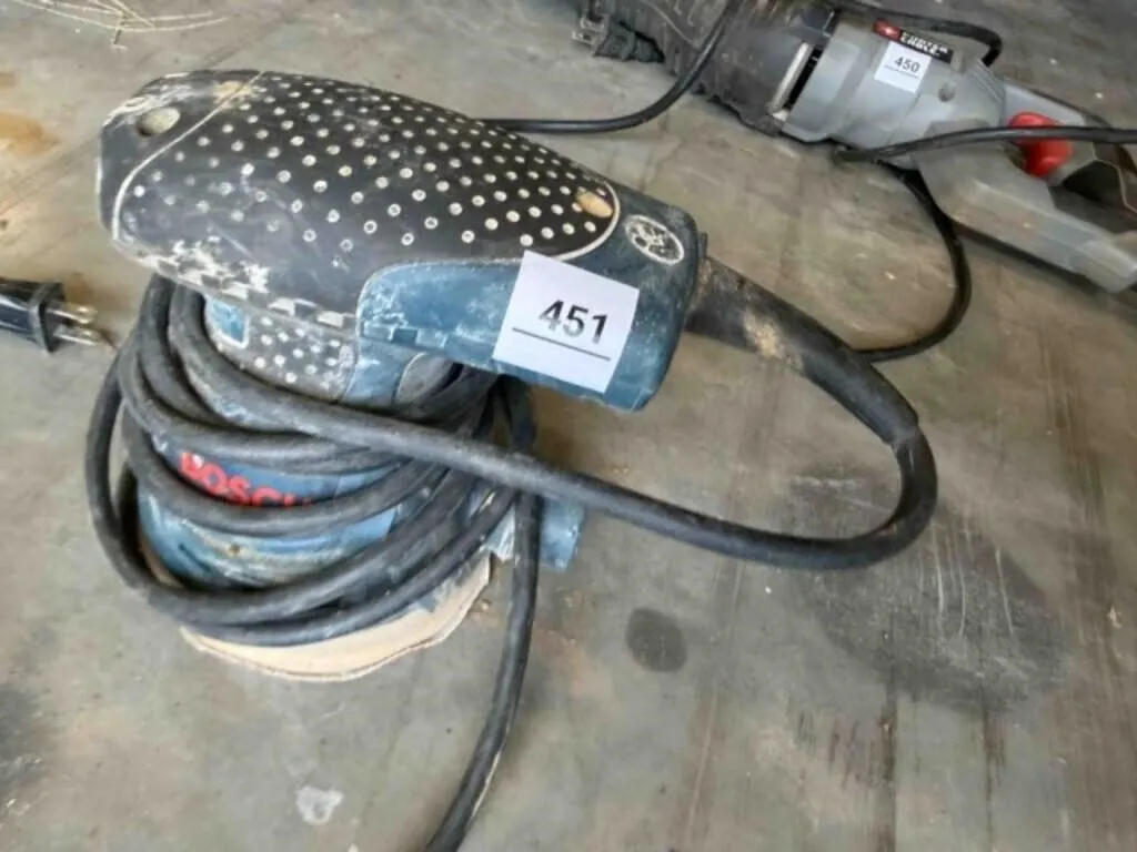 Bosch Sander- Powers on