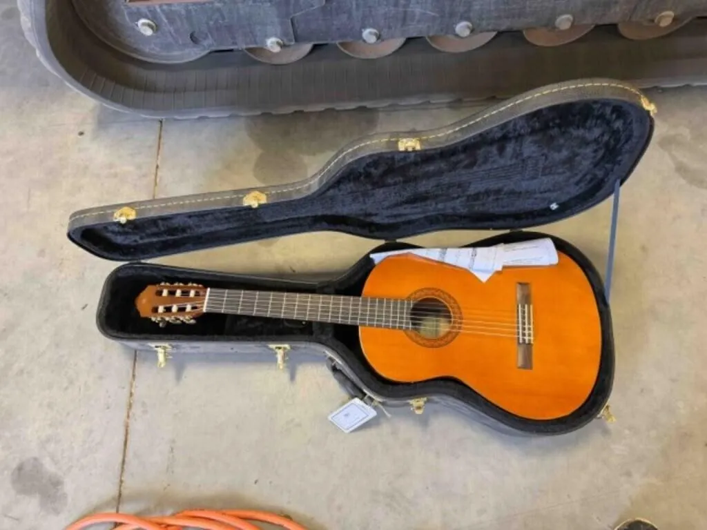 Yamaha C40 Acoustic Guitar w/case