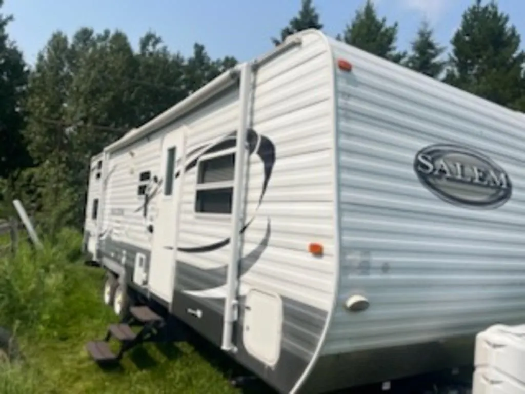 2001 Salem 28ft Holiday Trailer, Model T28DDSS,