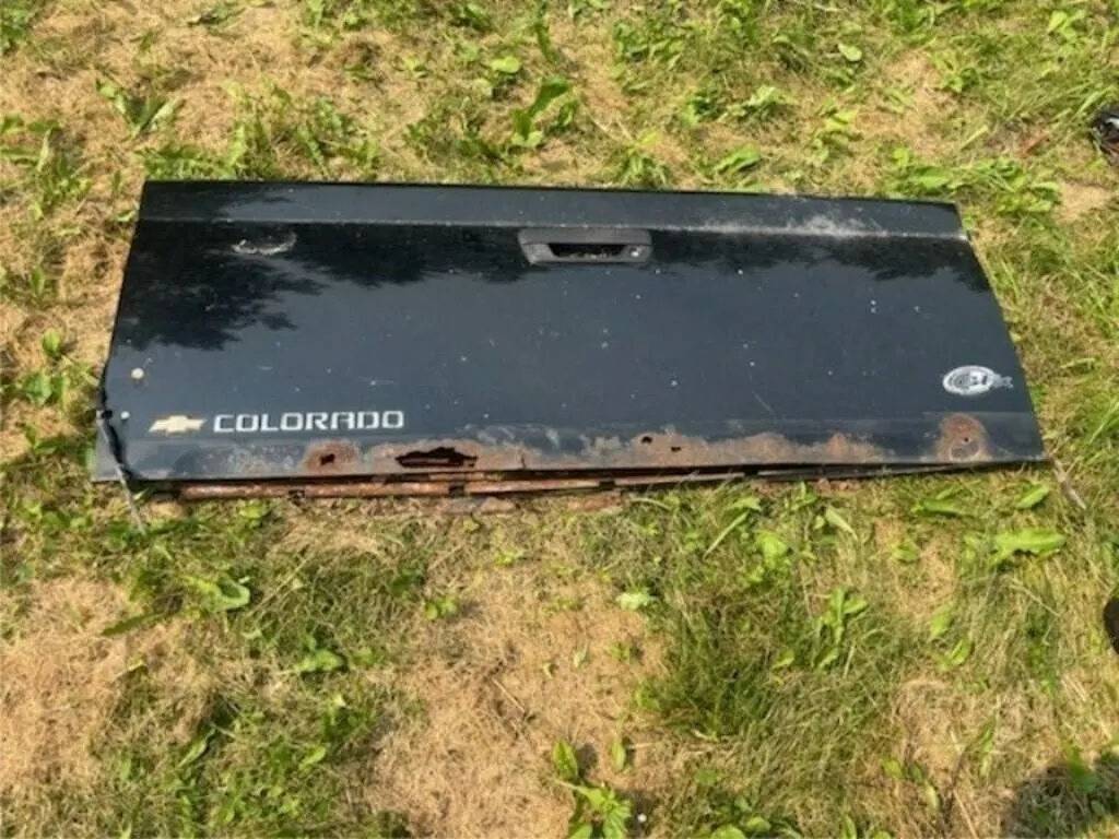 Black Chevy Colorado 2005 tailgate, Used