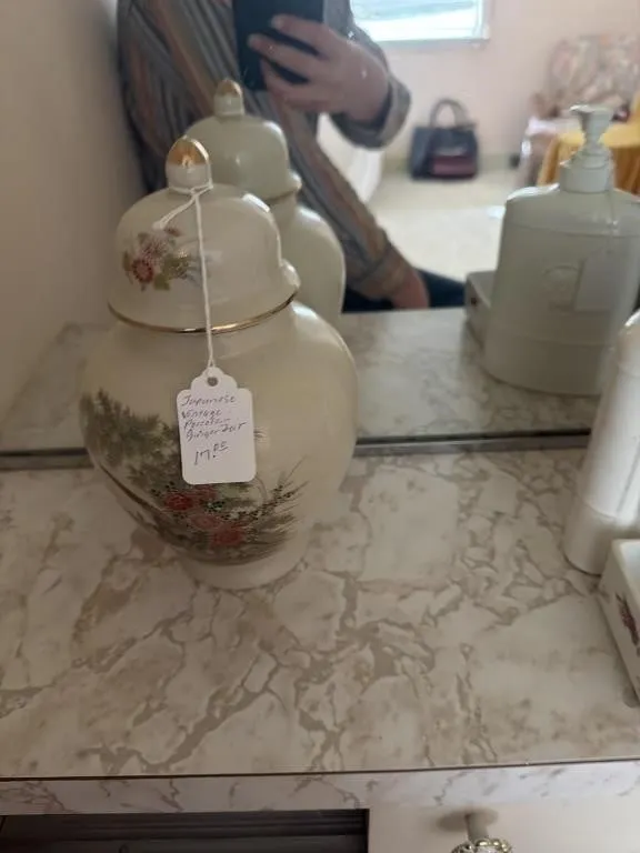Vintage porcelain glass jarI�m