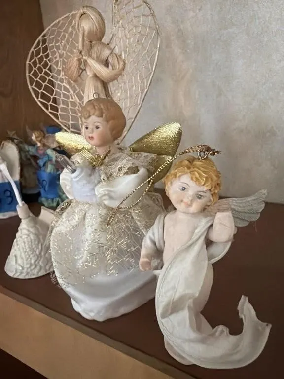 angels 1 straw and 1 chrimas light and 2