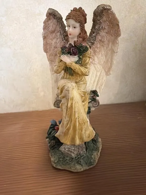 Medium angel holding flowers