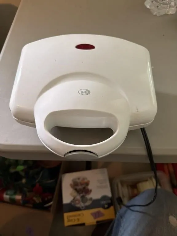 Electric waffle maker