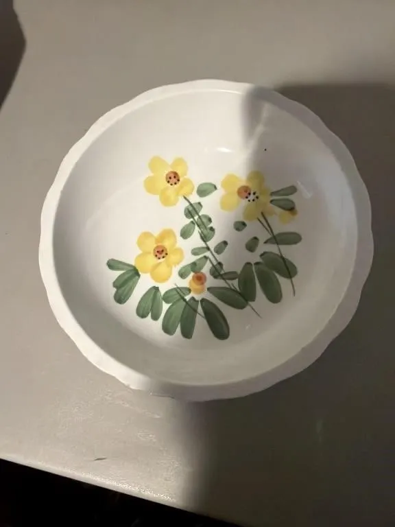 This vintage Blue Ridge bowl features a