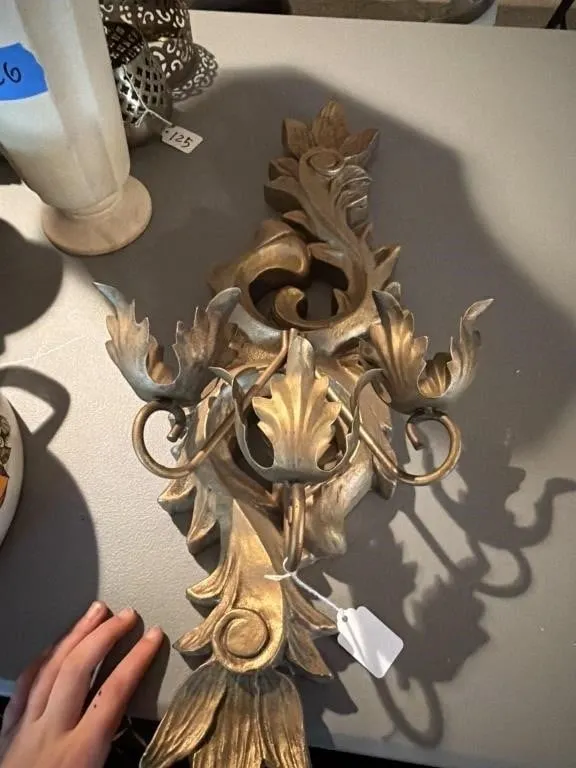 This vintage Florentine-style gilt wall sconce