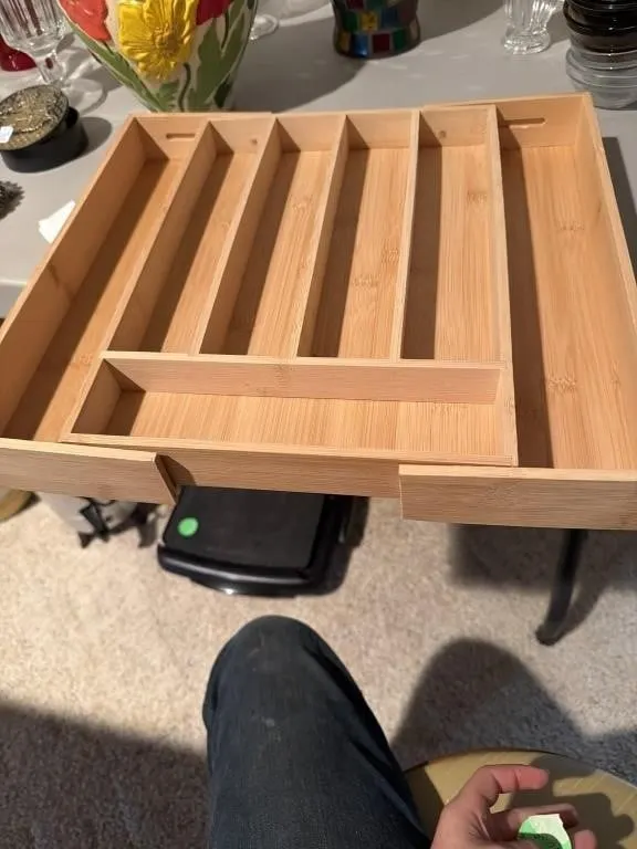 Bamboo expandable silverware holder