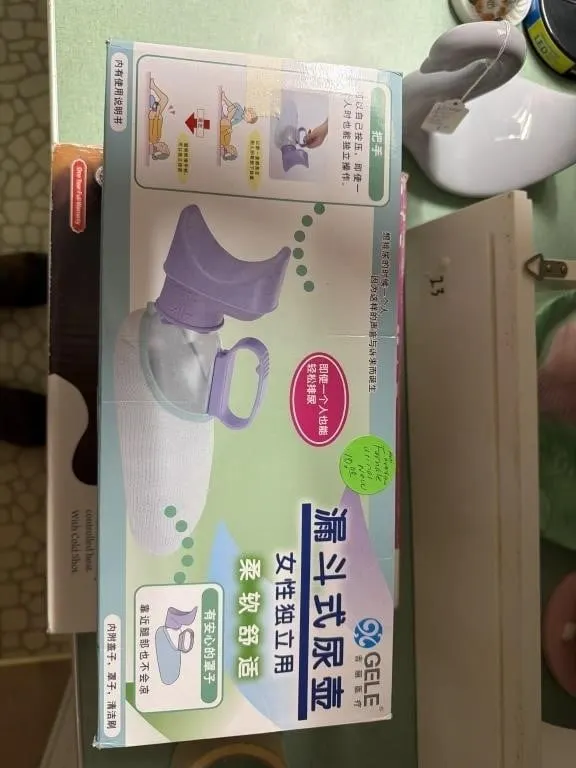 Anti-overflow female urinal
