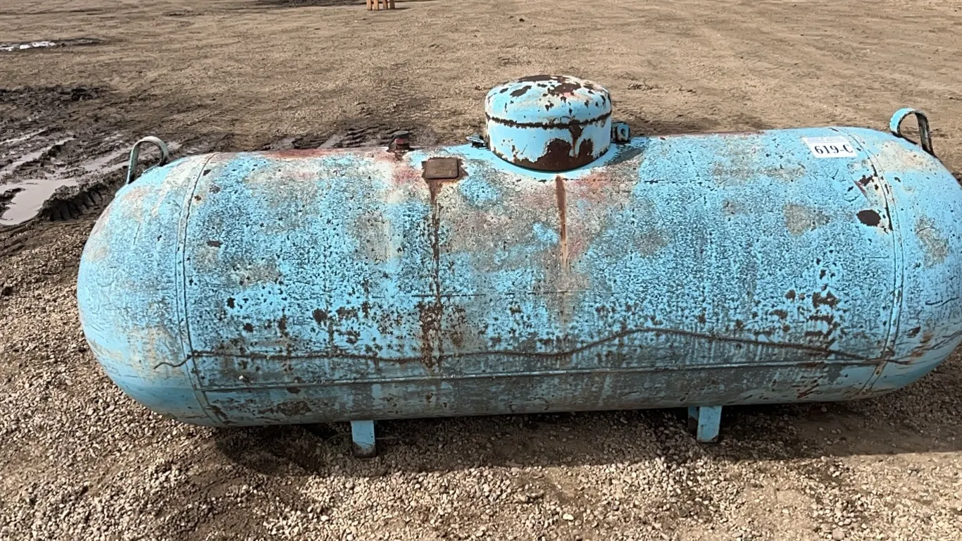 500 GALLON PROPANE TANK W/ REGULATOR