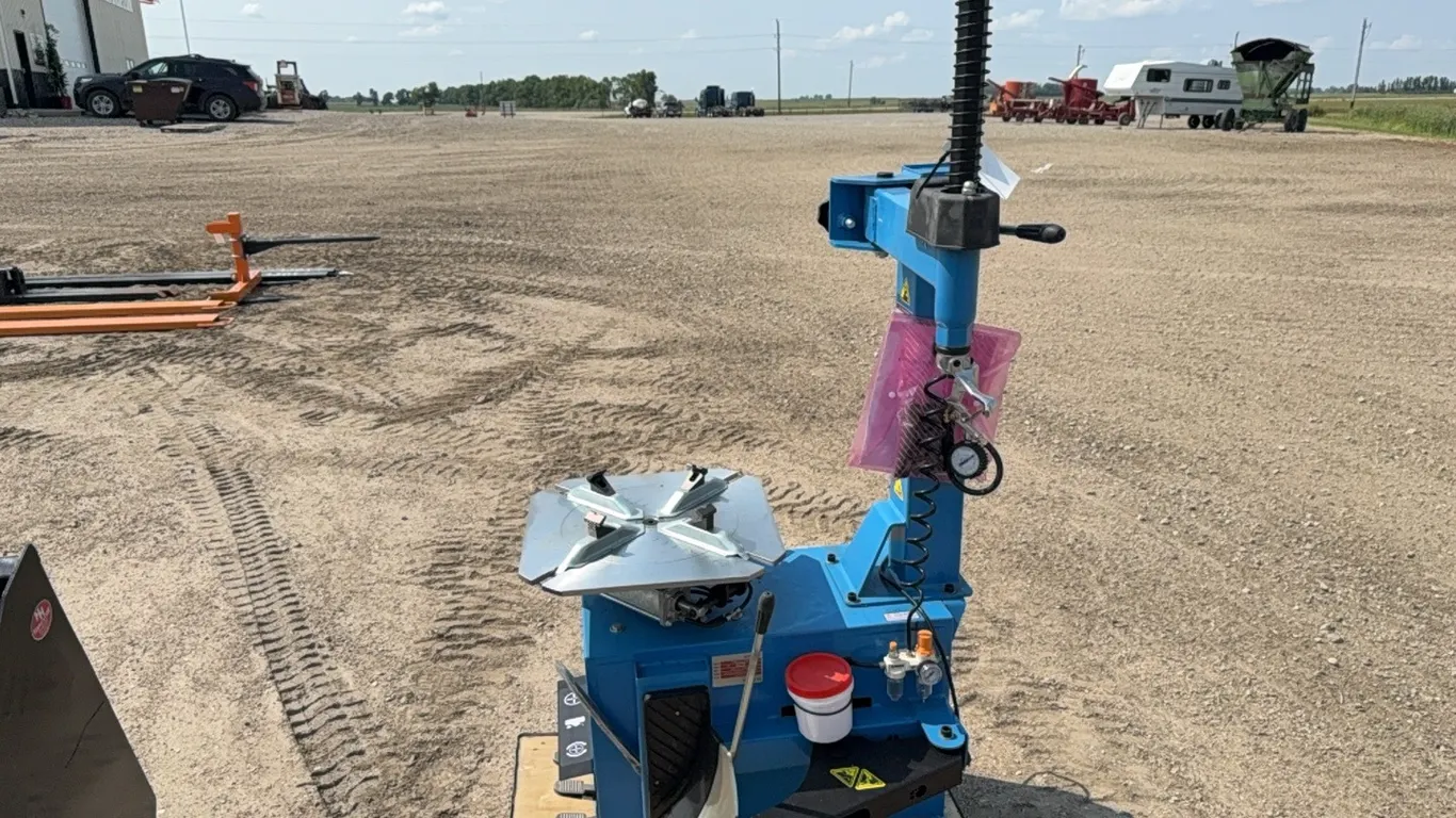 ID 4726 New Pnepnatic Tire Machine