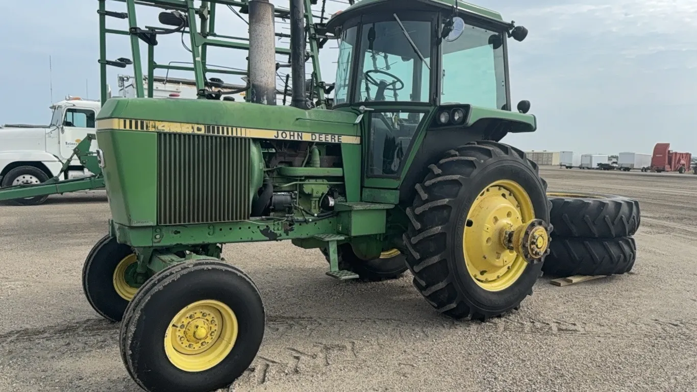 ID 4799 1981 John Deere 4440