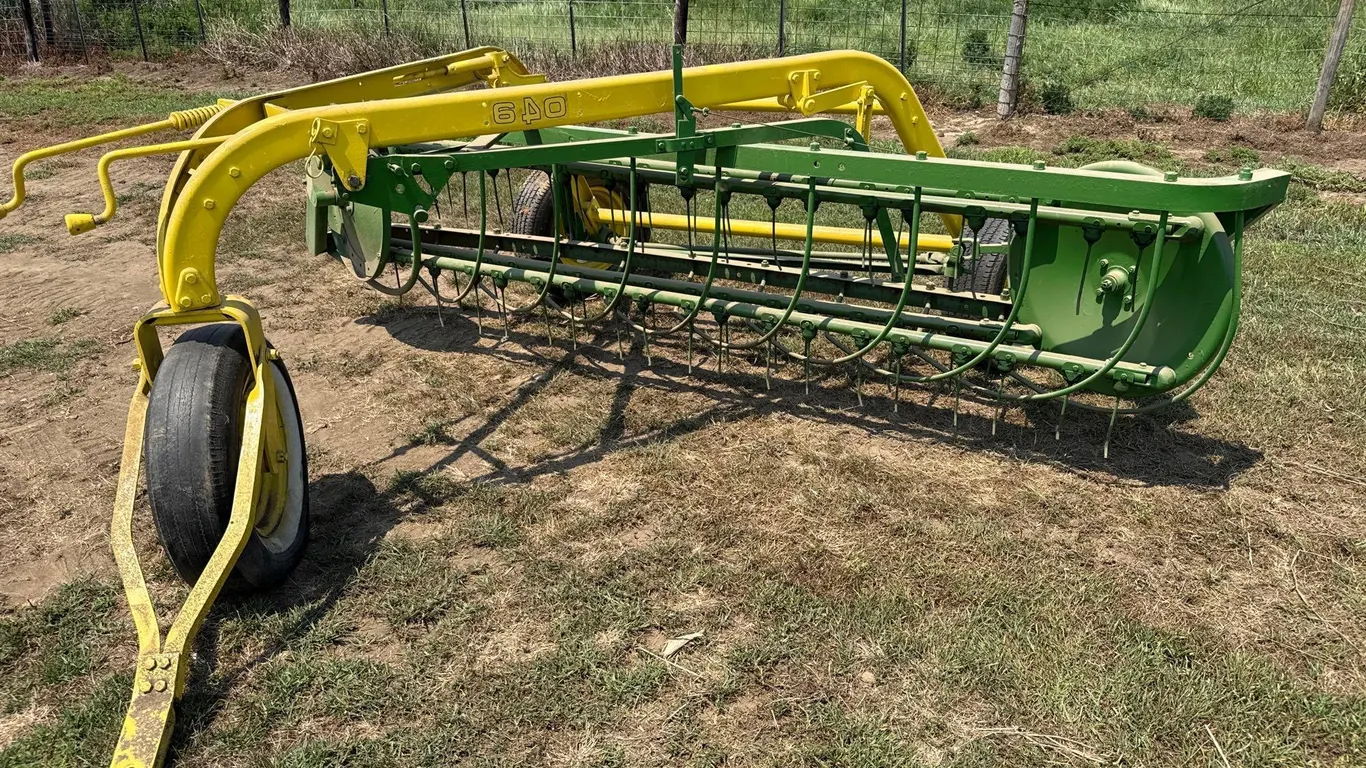 John Deere 640 rake