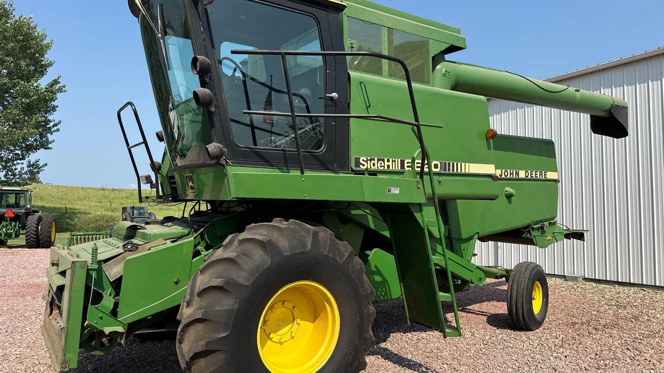 John Deere 6620 Sidehill Combine