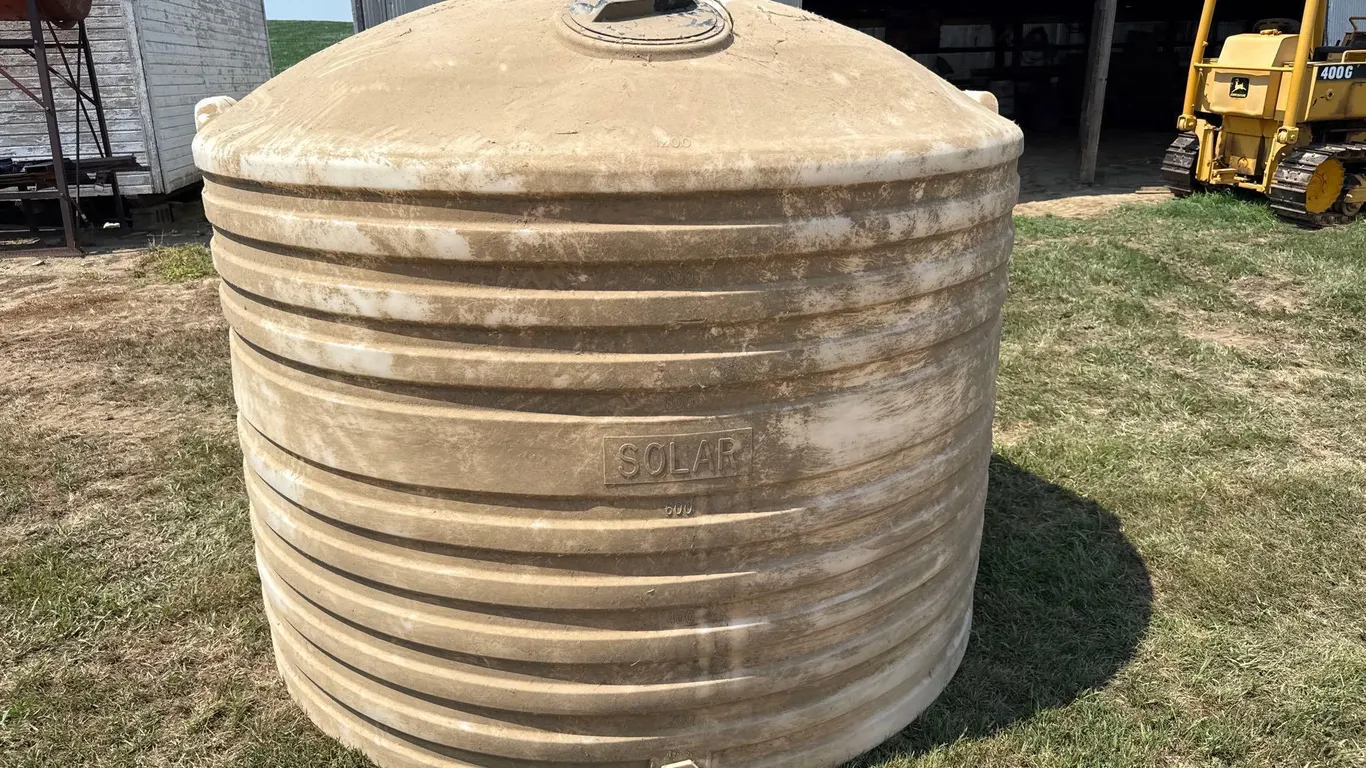 1200 gallon poly tank