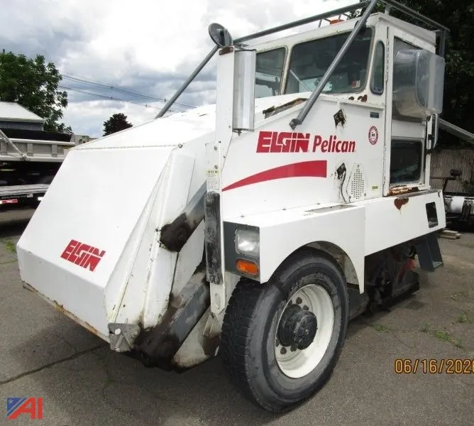 2006 Elgin Pelican Street Sweeper