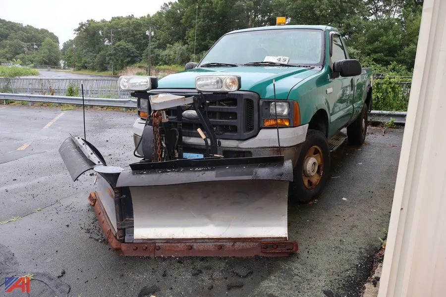 2005 Ford F-250 Super Duty Pickup Truck with Plow