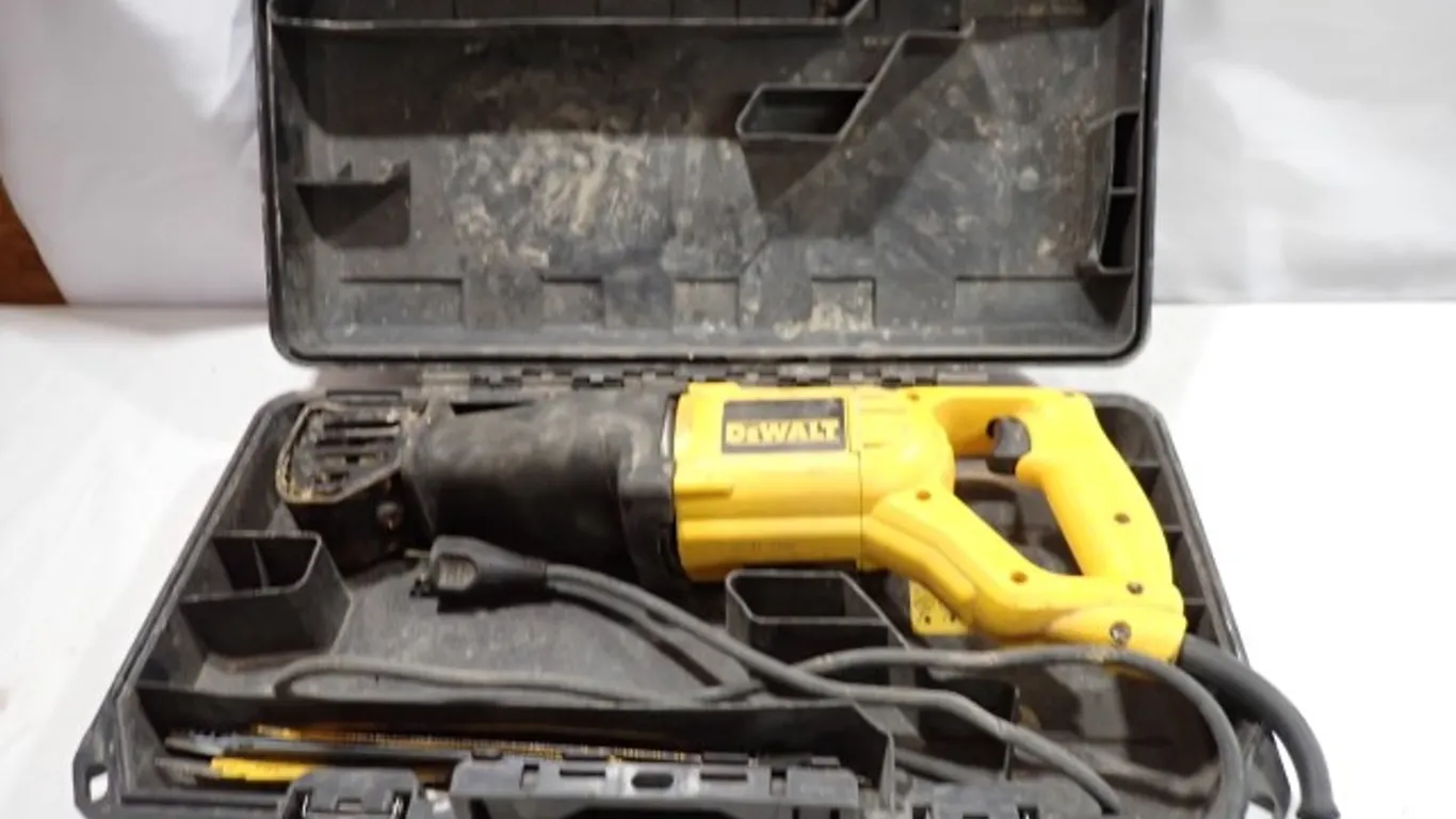 DEWALT DW304P Heavy-Duty Reciprocating Saw