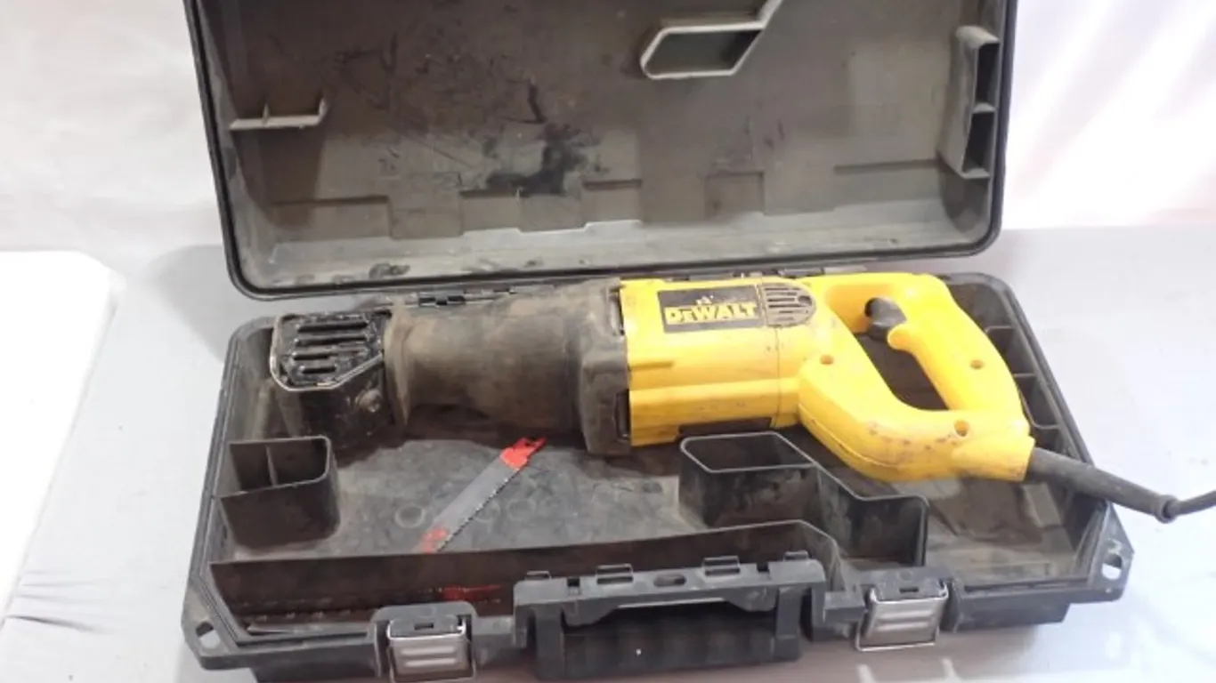 DeWalt DW304P Heavy-Duty Reciprocating Saw