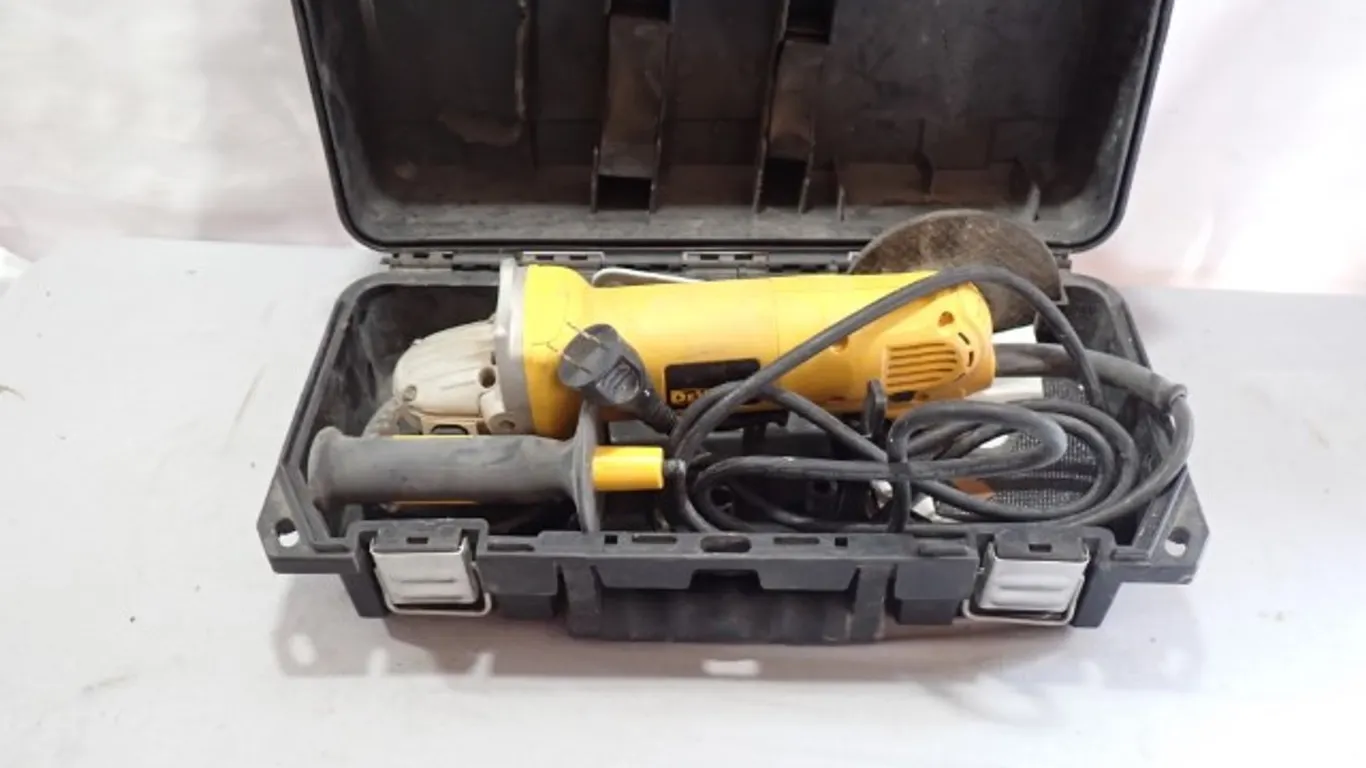 DEWALT D28402 4-1/2" Angle Grinder Kit