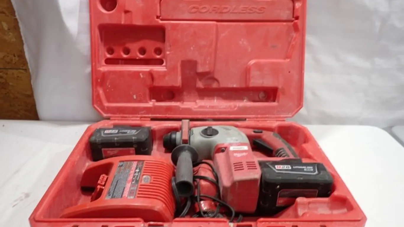 Milwaukee V28 1" SDS-Plus Cordless Rotary Hammer Kit