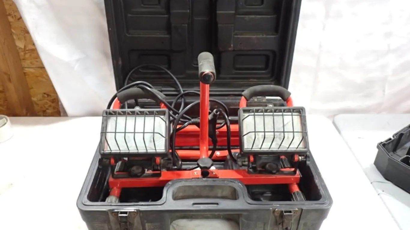Commercial Electric WL250DPT Dual-Head Halogen Work Light with Tripod