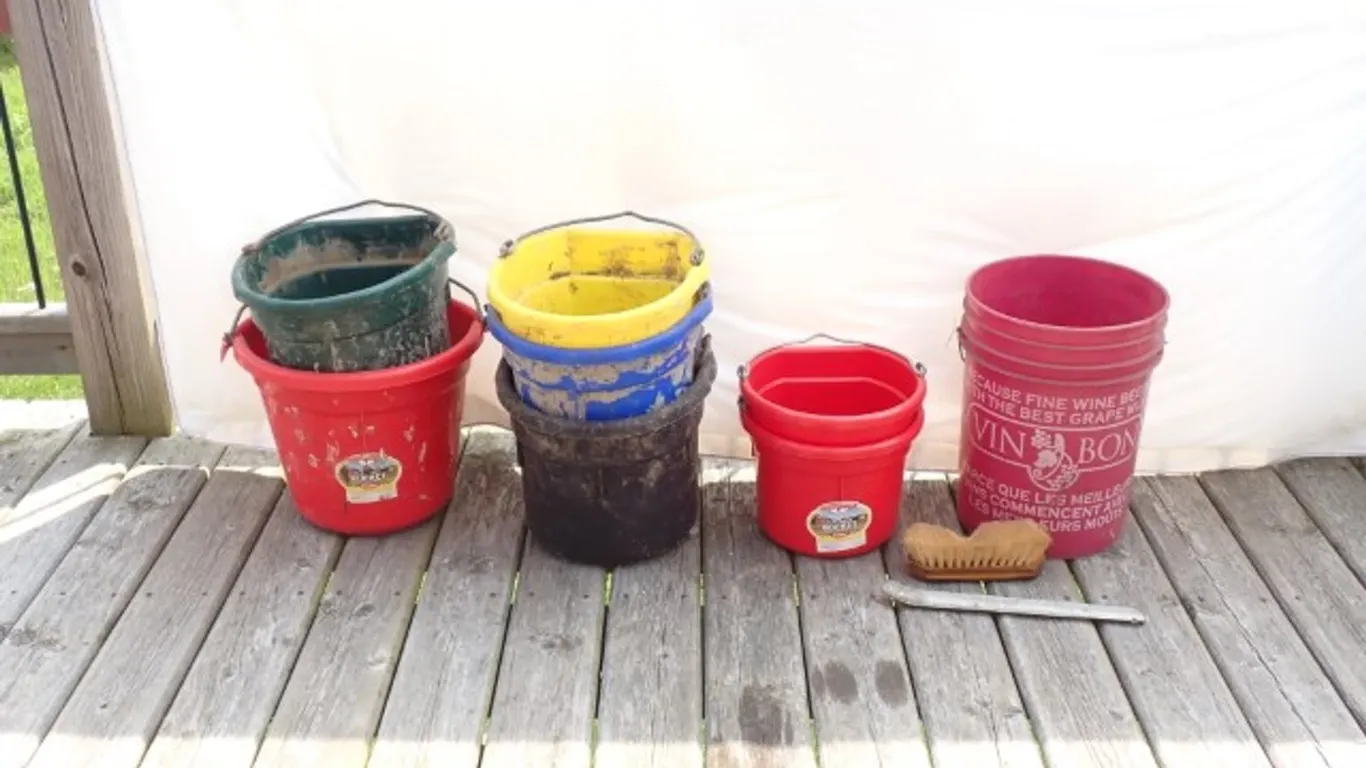 Horse Grooming, Feed & Water Bucket Lot