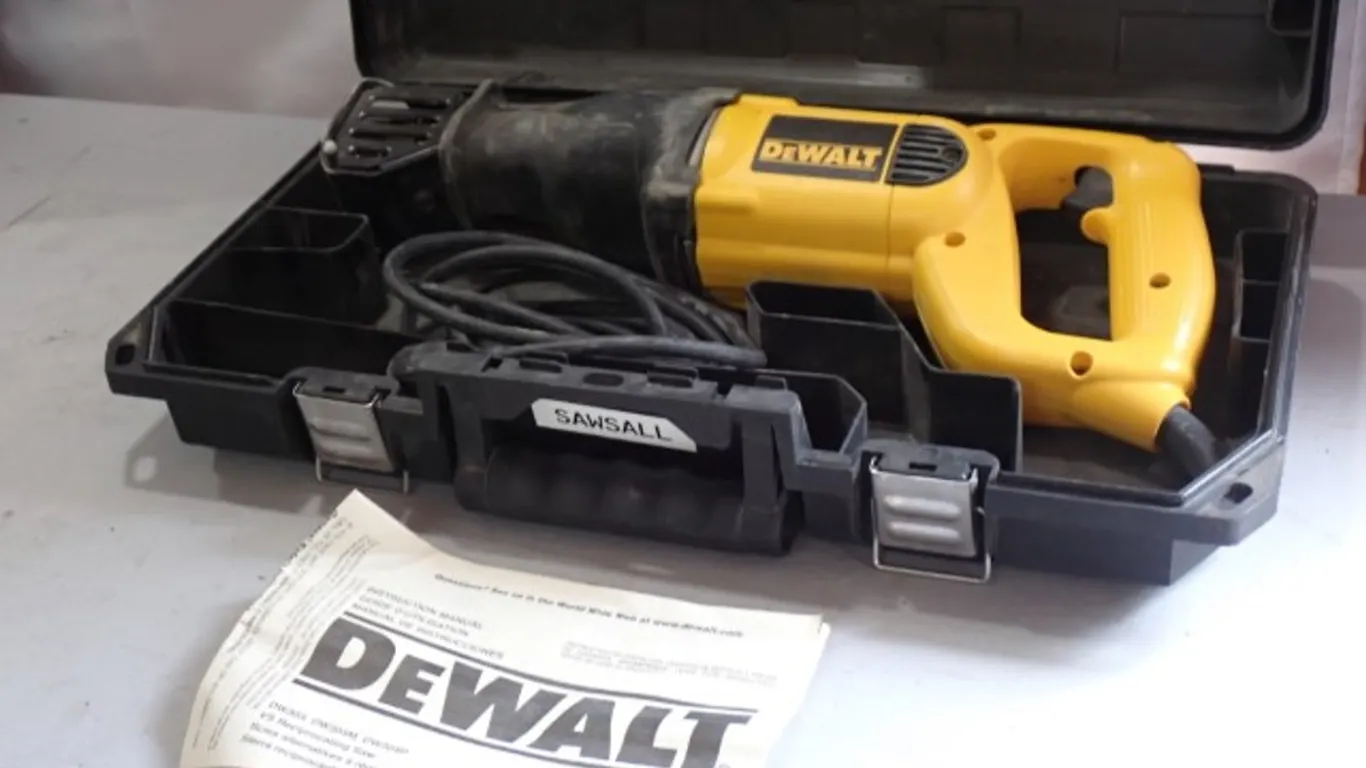DEWALT DW304P Variable Speed Reciprocating Saw Kit