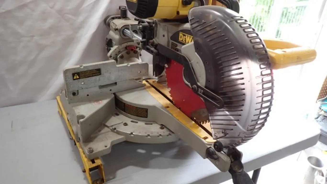 DEWALT DW717 10" Double-Bevel Sliding Compound Miter Saw