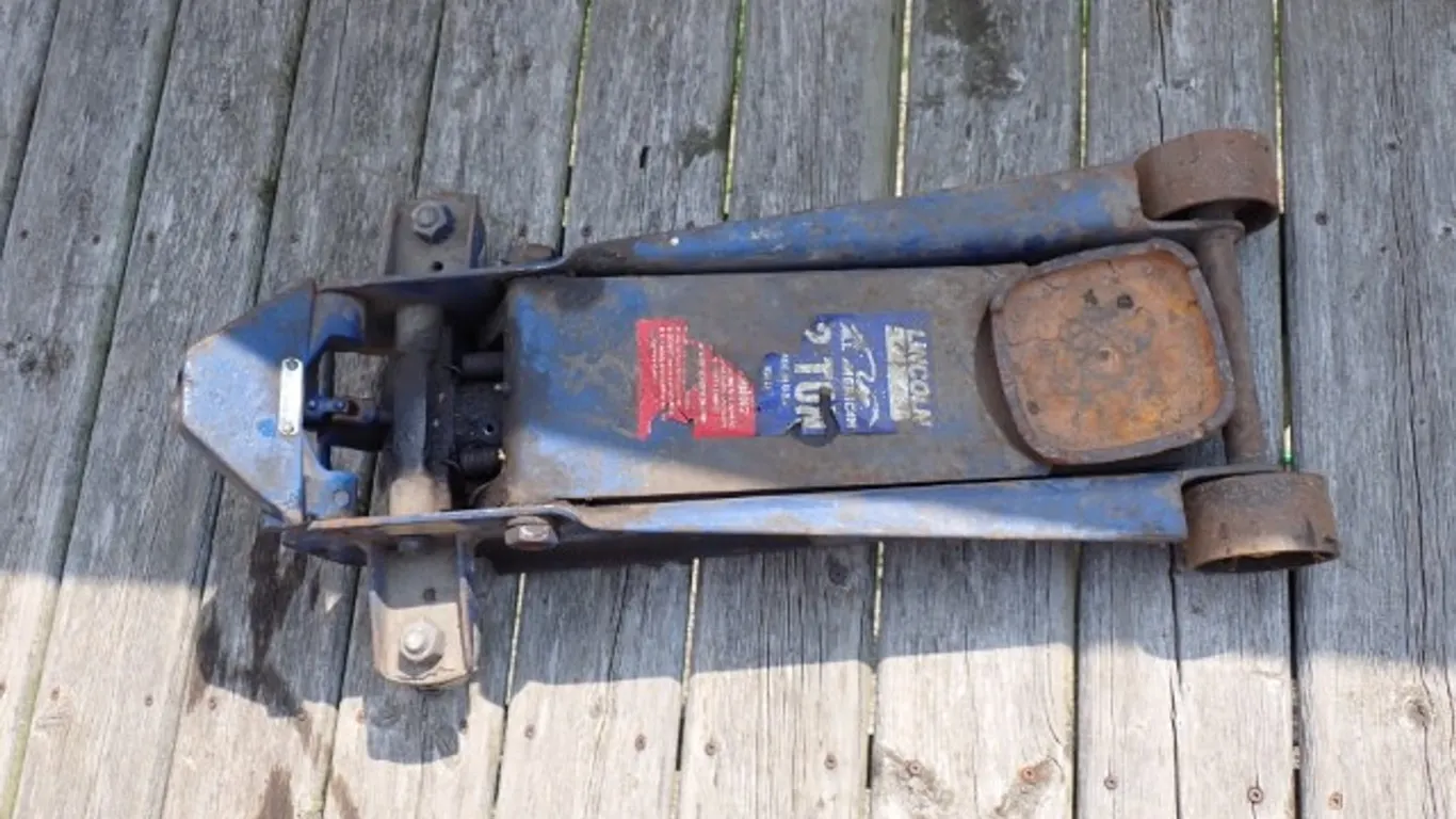 Lincoln 2-Ton Hydraulic Floor Jack