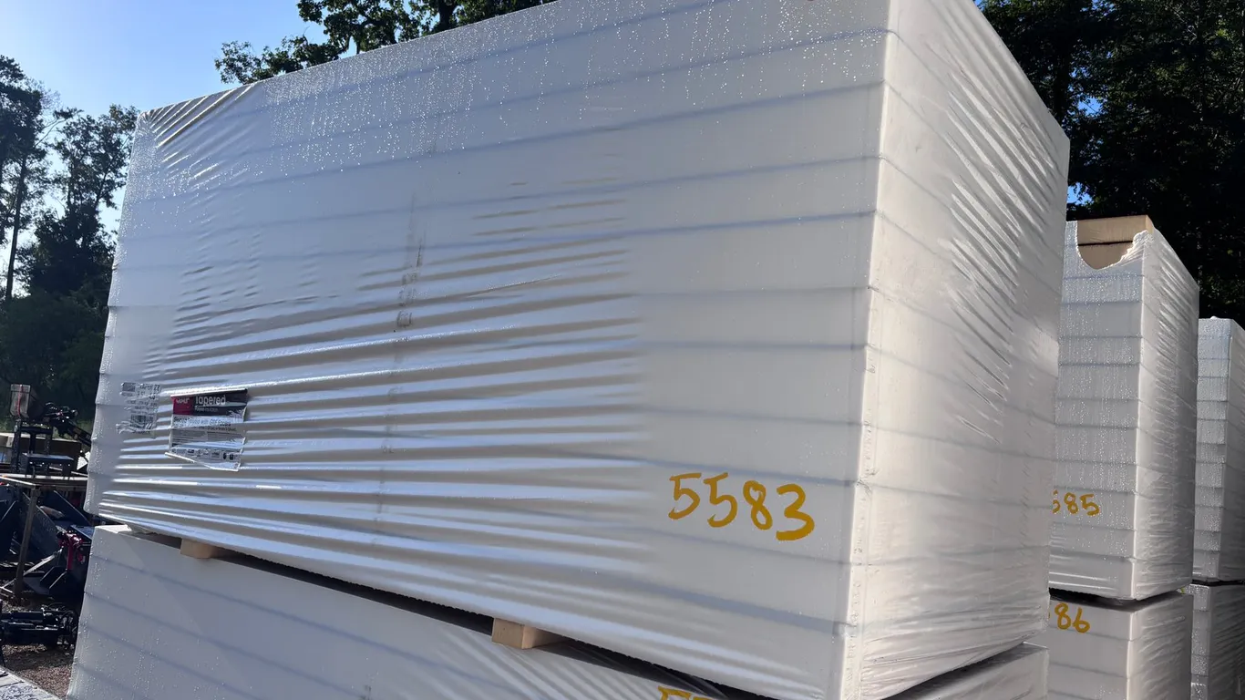 (Approximately 12 Pieces) GAF 4' x 8' PolyISO Sheets