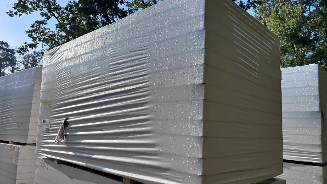 (Approximately 12 Pieces) GAF 4' x 8' PolyISO Sheets
