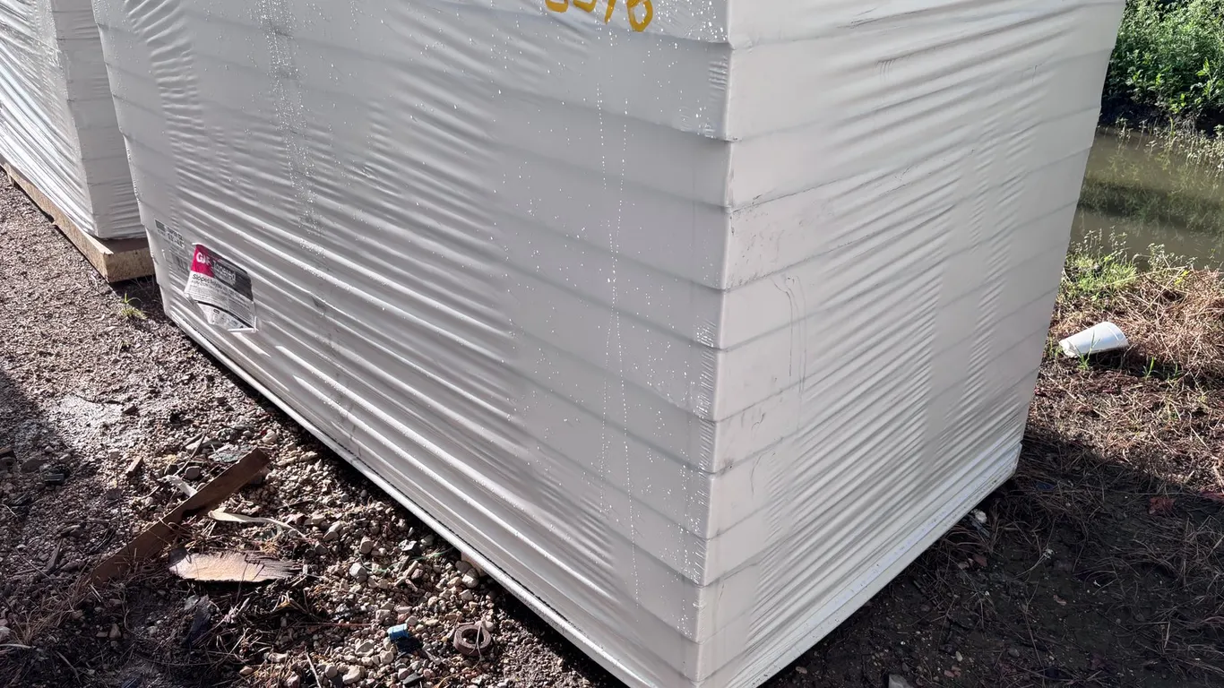 (Approximately 12 Pieces) GAF 4' x 8' PolyISO Sheets