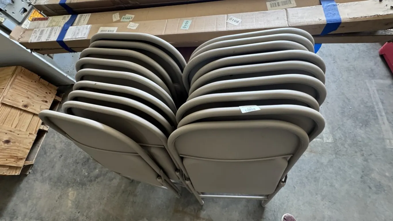 18 Metal Folding Chairs