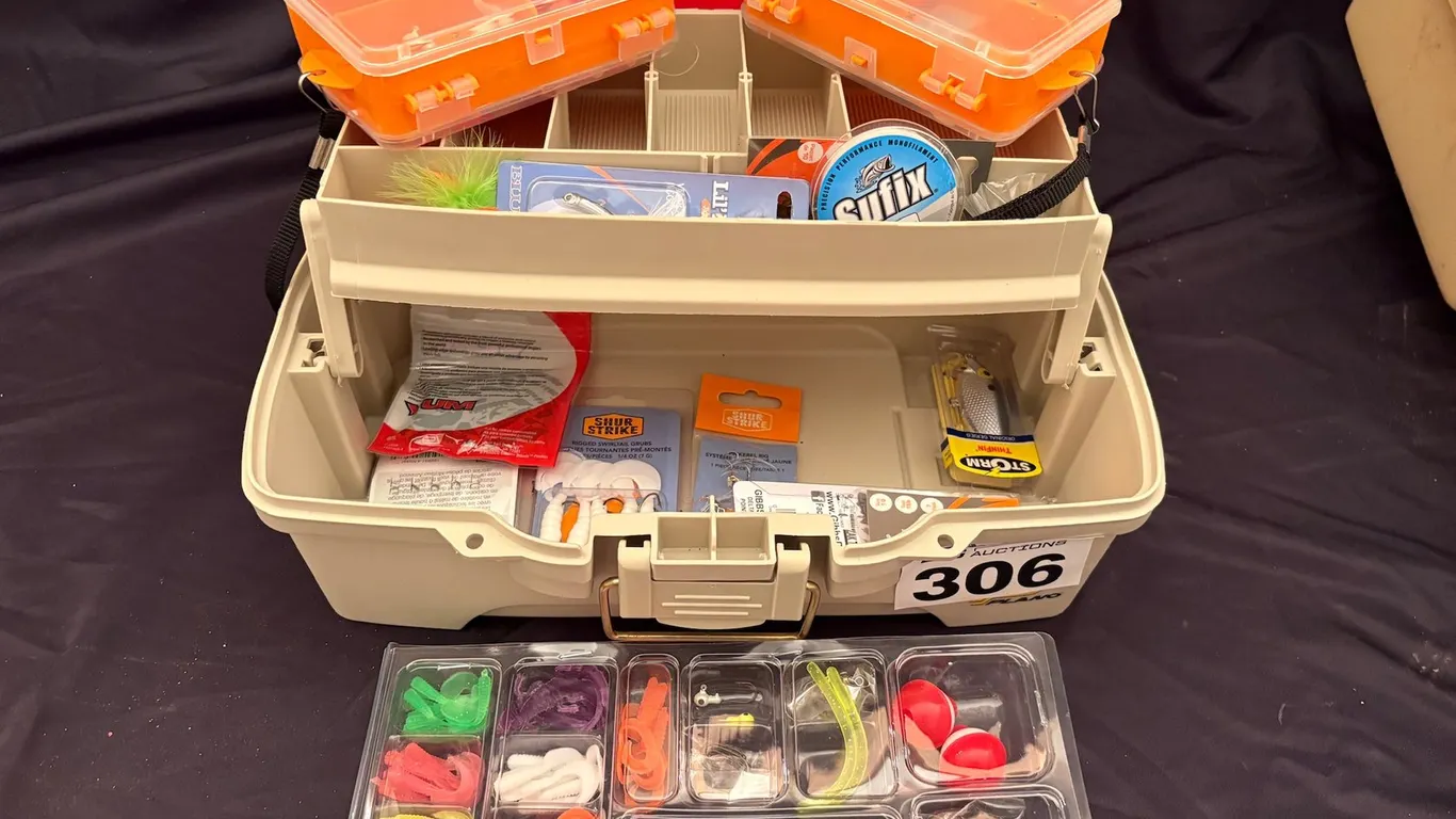 TACKLE BOX & ASSORTED FISHING TACKLE