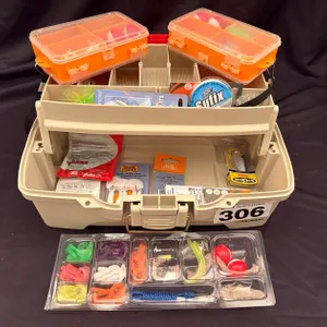 TACKLE BOX & ASSORTED FISHING TACKLE