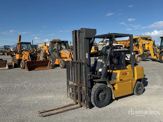 Komatsu FG25-6 3730 lb Pneumatic Tire Forklift