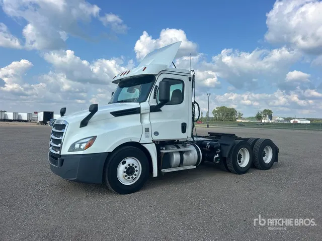 2019 Freightliner Cascadia 126 6x4 T/A Day Cab Truck Tractor