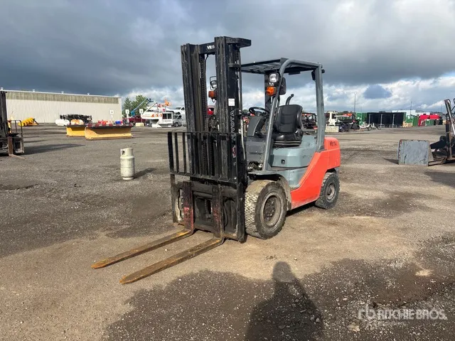 2014 Toyota 8FGU30 5620 lb Pneumatic Tire Forklift