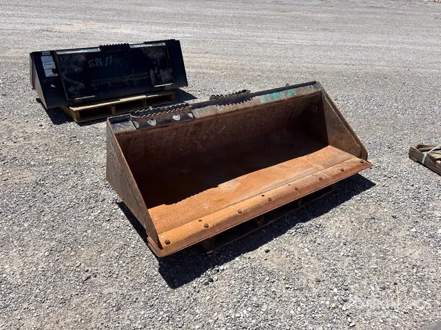 Cat 1T-9PO 67 in Skid Steer Bucket